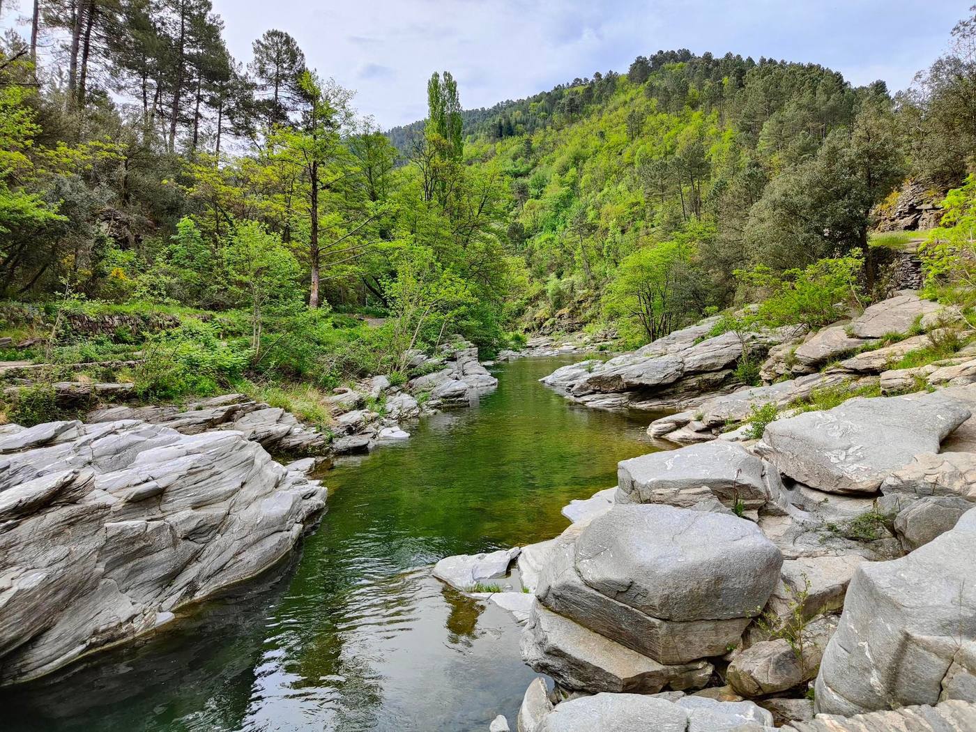 Vasques et dalles de schiste sur la rivière près de Chambon